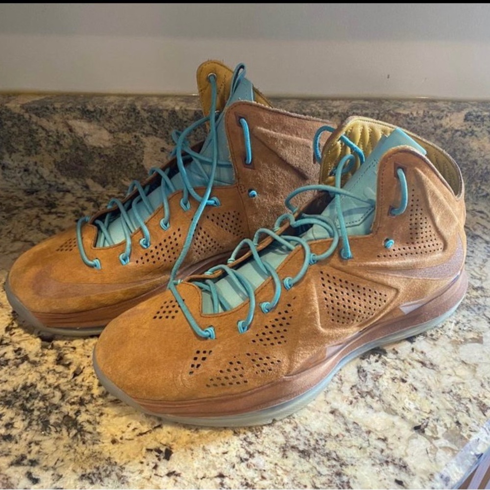 Mens LeBron shoes size 10.5